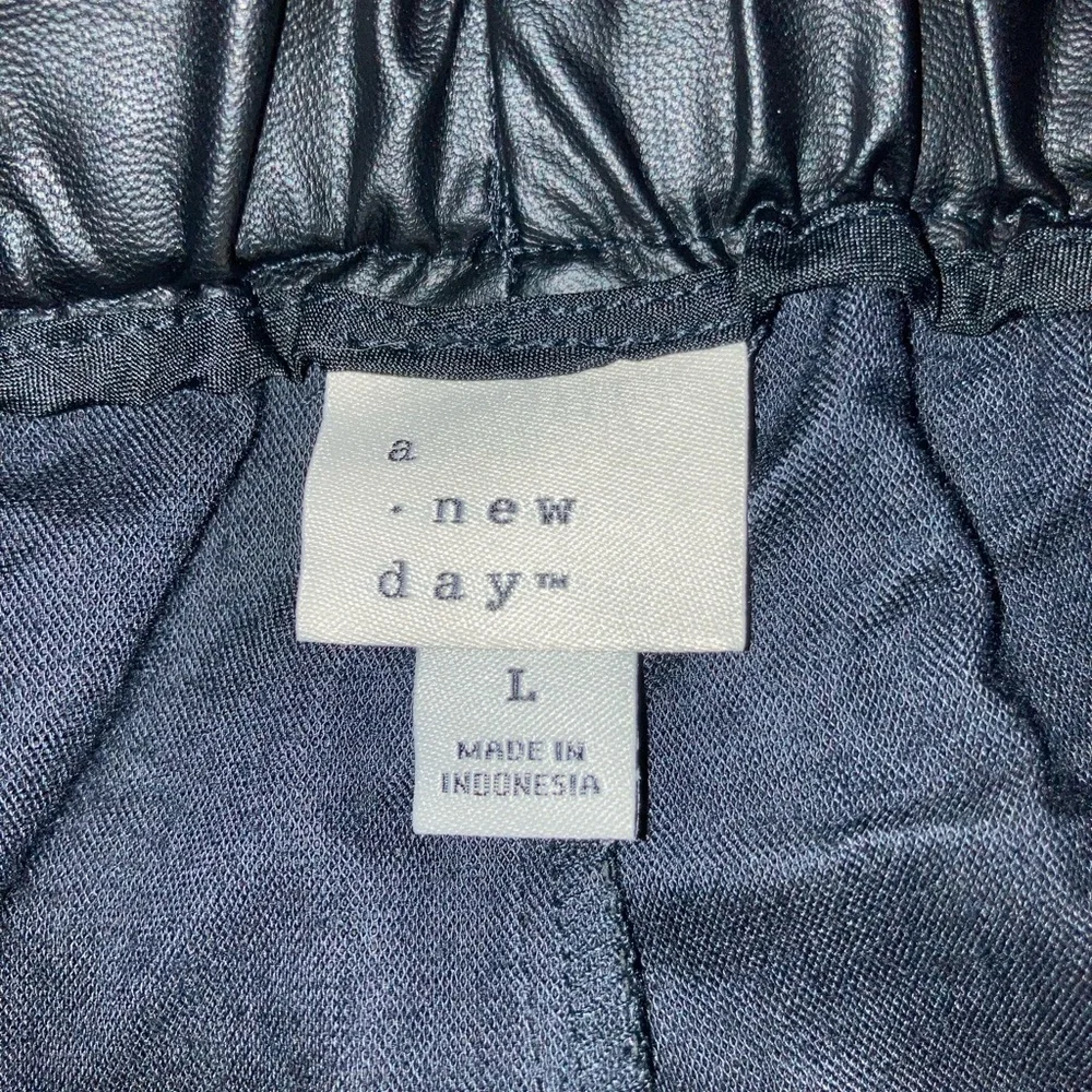 COPY - NWT Faux Leather Wonens skirt SZ L - Picture 2 of 4